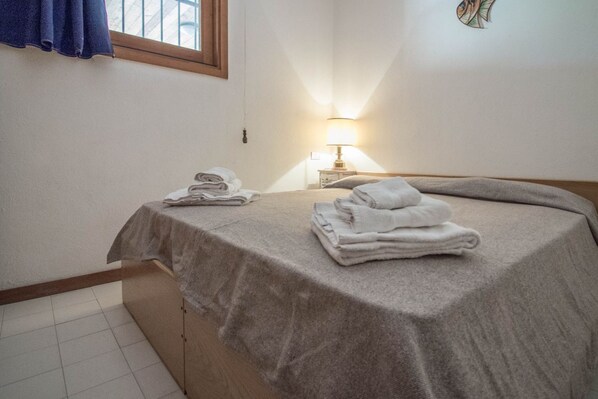 1 bedroom, iron/ironing board, bed sheets