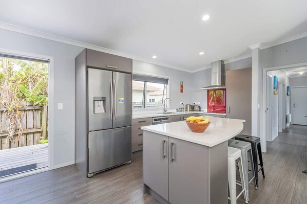Fridge, cookware/dishes/utensils