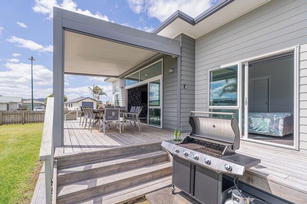 Outdoor dining - Hosts on the Coast Belair Bach (Whitianga)