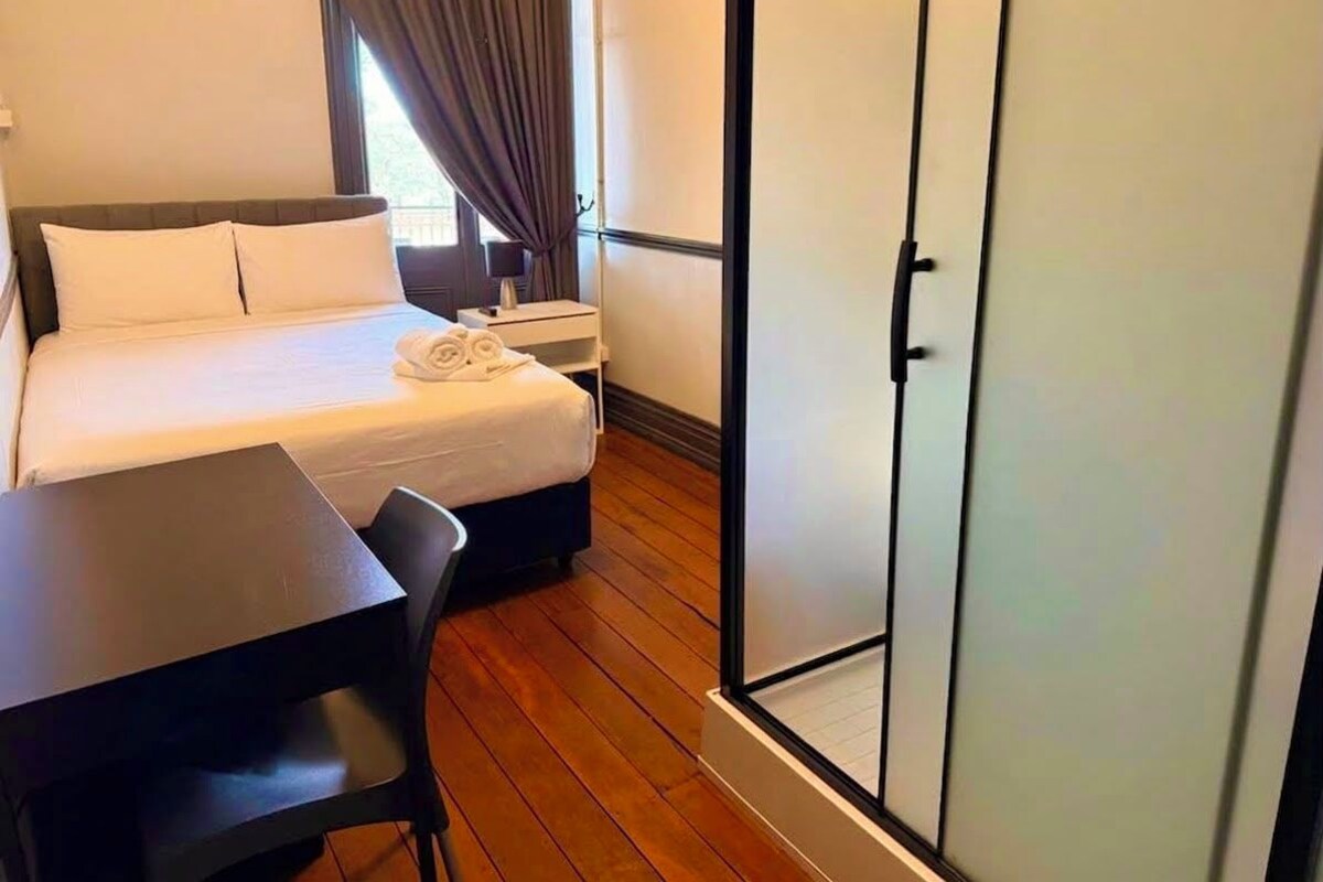Standard Room, 1 Queen Bed, Non Smoking, Balcony | Bathroom | Towels