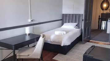 Standard Room, 1 Large Single Bed, Non Smoking, Balcony | Living area