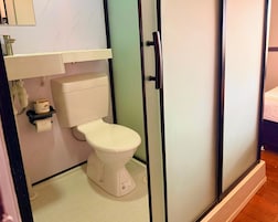 Standard Room, 1 Queen Bed, Non Smoking, Balcony | Bathroom | Towels