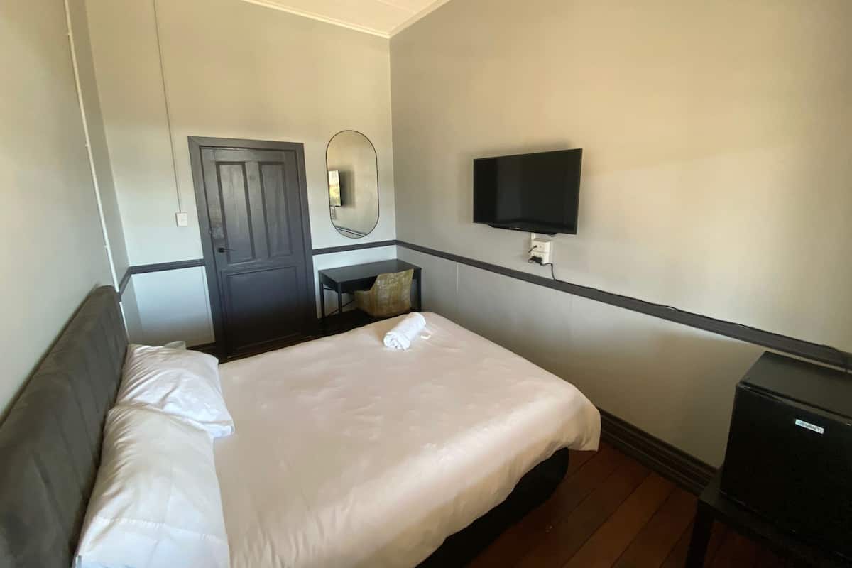 1 bedroom, desk, free WiFi, bed sheets