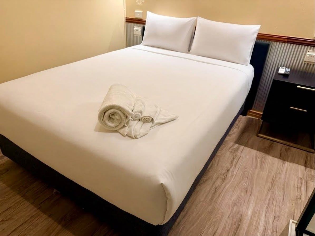 Escritorio, wifi gratis y ropa de cama 