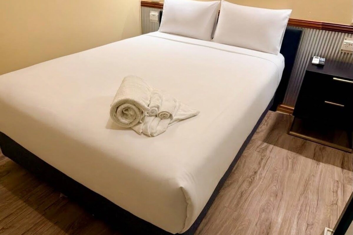 Standard Room, 1 Queen Bed, Non Smoking | Desk, WiFi (free), bed sheets
