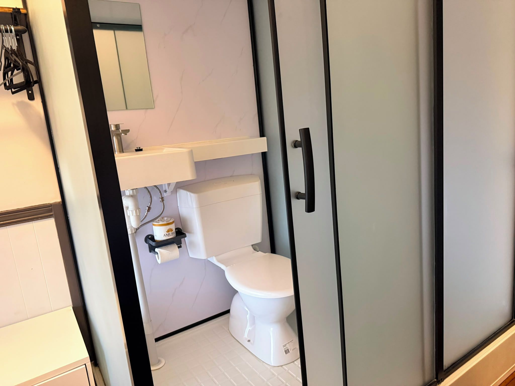 Standard Room, 1 Queen Bed, Non Smoking, Balcony | Bathroom | Towels