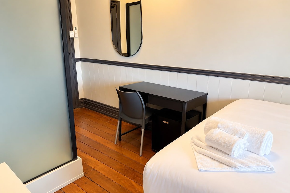 Standard Room, 1 Queen Bed, Non Smoking, Balcony | Desk, WiFi (free), bed sheets