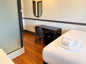 Standard Room, 1 Queen Bed, Non Smoking, Balcony | Desk, WiFi (free), bed sheets - The Federal Hotel (Kalgoorlie)