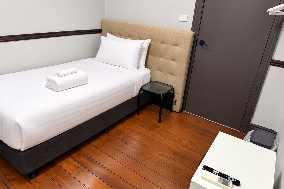 Standard Room, 1 Large Twin Bed, Non Smoking, Ensuite | Desk, WiFi (free), bed sheets