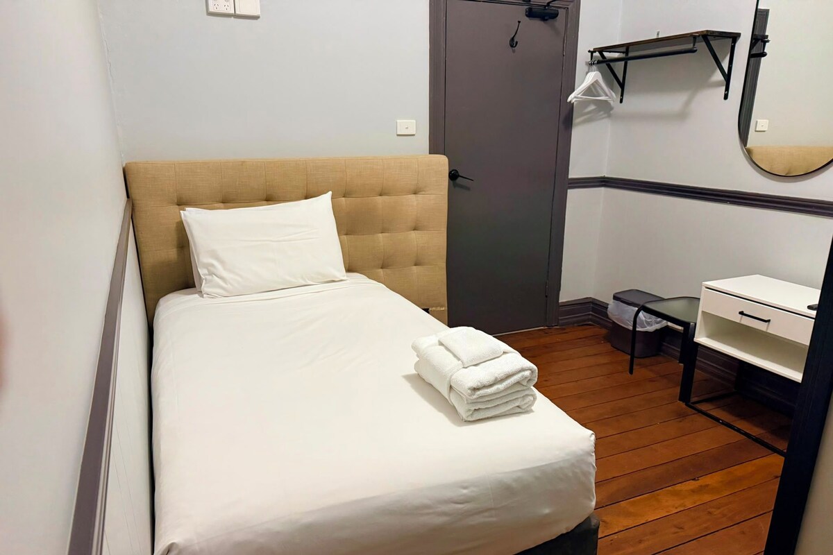 Standard Room, 1 Large Twin Bed, Non Smoking, Ensuite | Desk, WiFi (free), bed sheets
