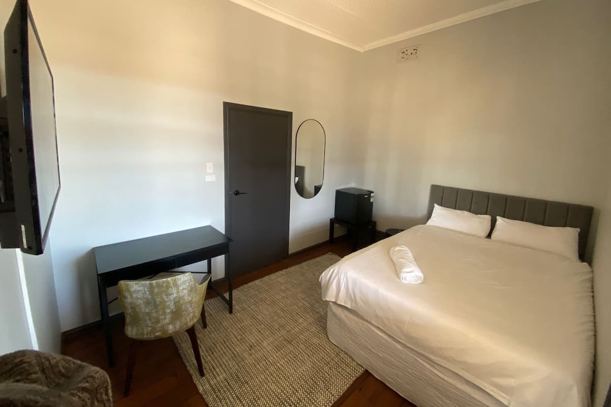 1 bedroom, desk, free WiFi, bed sheets
