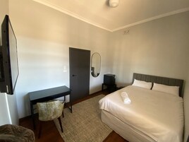 Escritorio, wifi gratis y ropa de cama 