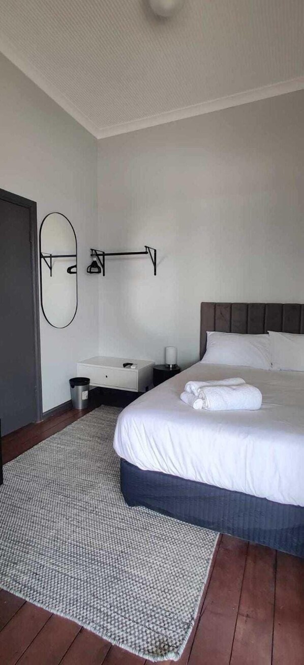 Standard Room, 1 Queen Bed, Non Smoking, Balcony | Desk, free WiFi, bed sheets - The Federal Hotel (Kalgoorlie)