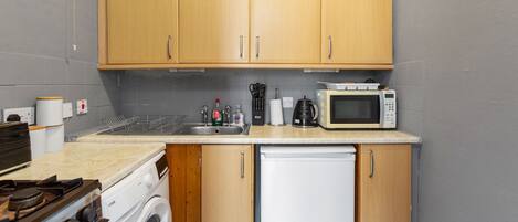 Réfrigérateur, four à micro-ondes, bouilloire électrique, grille-pain