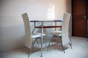 Dining - Éclat Spacieux Appartement de Luxe Plein Cœur D'agdal à Rabat 1min Aribat Centre (Rabat)