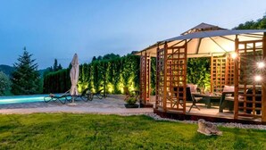 A gazebo with a glass enclosure, a pool, and a lawn with a statue. - Pet friendly home in Tuheljske Toplice with sauna (Tuheljske Toplice)