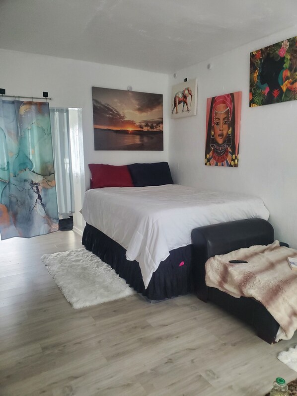 1 dormitorio, tabla de planchar con plancha, wifi y ropa de cama