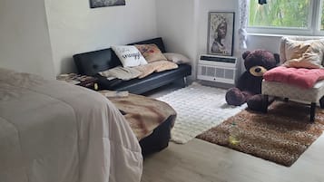 1 habitación, tabla de planchar con plancha, wifi y ropa de cama