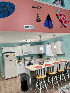 Fridge, microwave, oven, stovetop - LaCasita Cruz-Surfside Treasure! Comfy location less than 2mi to beach.  (Myrtle Beach)