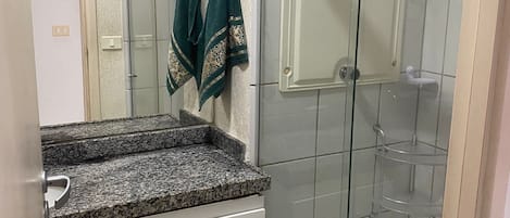 Séchoir à cheveux, serviettes fournies, papier de toilette
