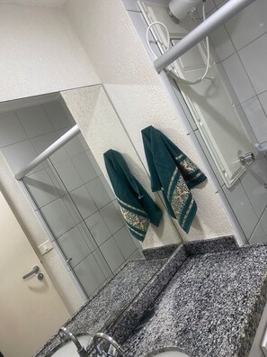 Secadora de cabello, toallas, papel de baño 