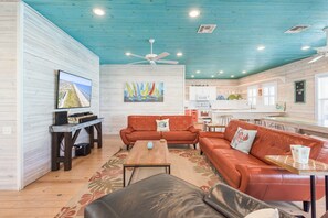 Smart TV, DVD player - Golf Cart Included at Sandy Coral! Pet Friendly! (Port Aransas)