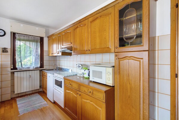 Køleskab, mikrobølgeovn, ovn, kogeplade