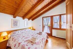 2 makuuhuonetta, silitysrauta/-lauta, ilmainen Wi-Fi, vuodevaatteet