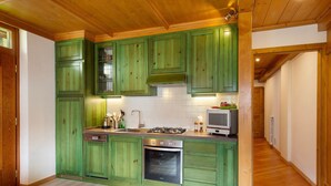A kitchen with green cabinets, a stove, an oven, and a microwave. - Apartment 'Michaela A Vinigo' with Mountain View, Private Terrace and Wi-Fi (Vinigo)