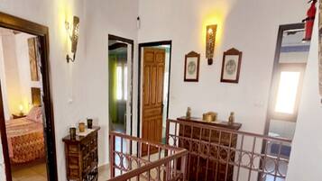 6 slaapkamers, een strijkplank/strijkijzer, gratis wifi, beddengoed