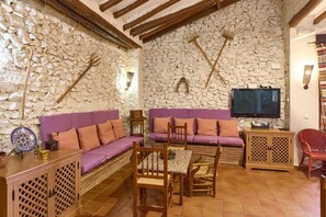 TV, fireplace, DVD player, ping pong - Spacious Cortijo in Lucena, Andalusia - 6 Bedrooms with Mountain Views (Lucena)