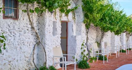 Spacious Cortijo in Lucena, Andalusia - 6 Bedrooms with Mountain Views