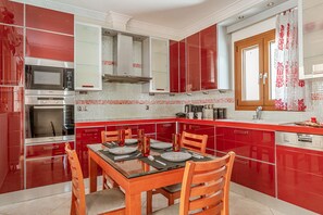 Fridge, oven, stovetop, dishwasher