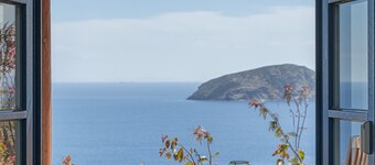 Country house "Agios Sostis" with a jacuzzi and close to the beach