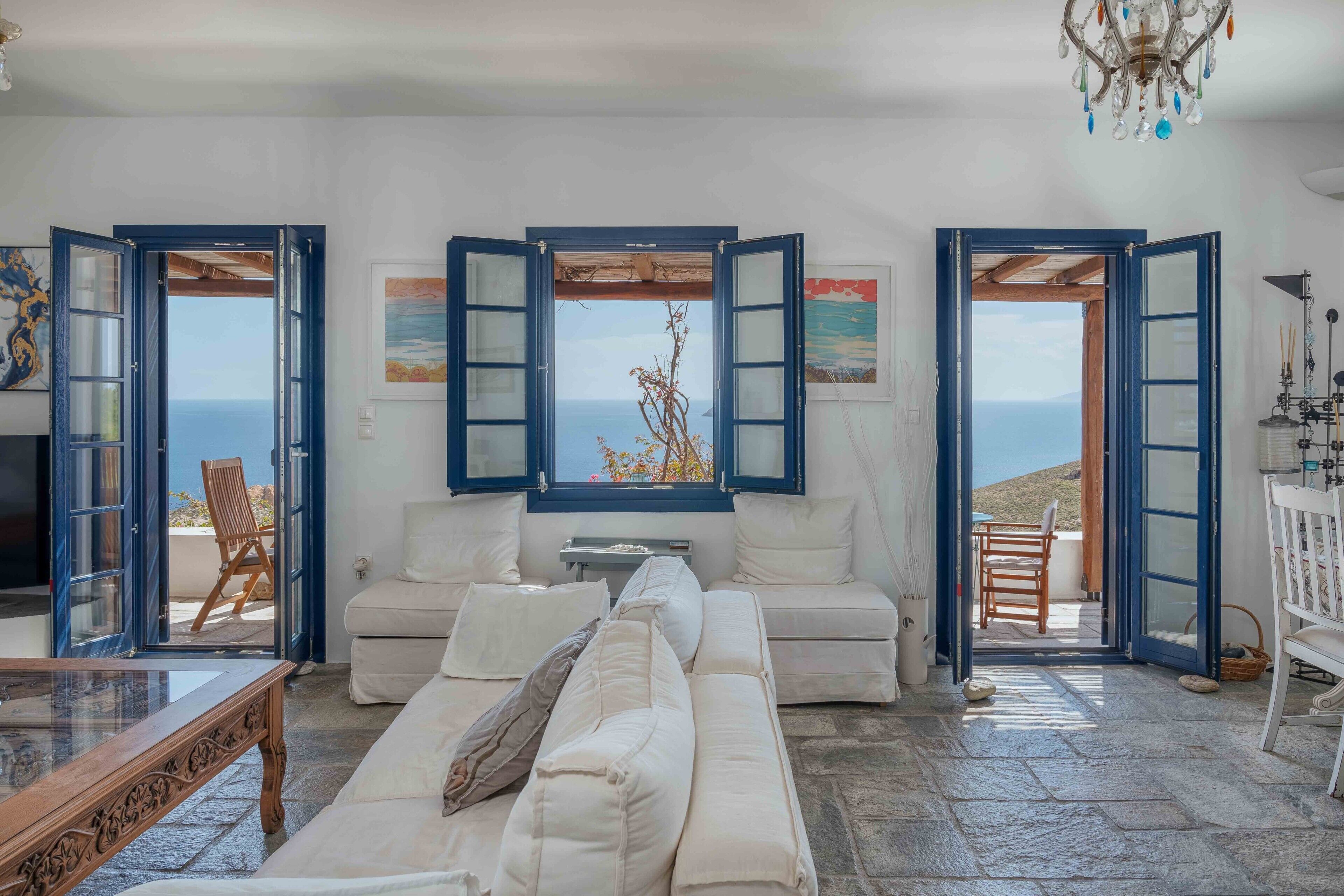 Televisión, chimenea y estéreo 