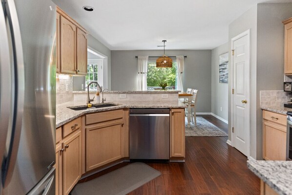 Fridge, microwave, oven, stovetop - Lake Oconee • Dock • Kayaks • Game Room • Pet Friendly (Eatonton)