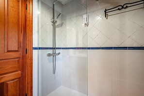 Douche, sèche-cheveux, serviettes fournies
