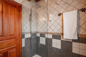 Shower, hair dryer, towels - Holiday Home 'Lolo' with Private Garden and Wi-Fi (Villaviciosa)