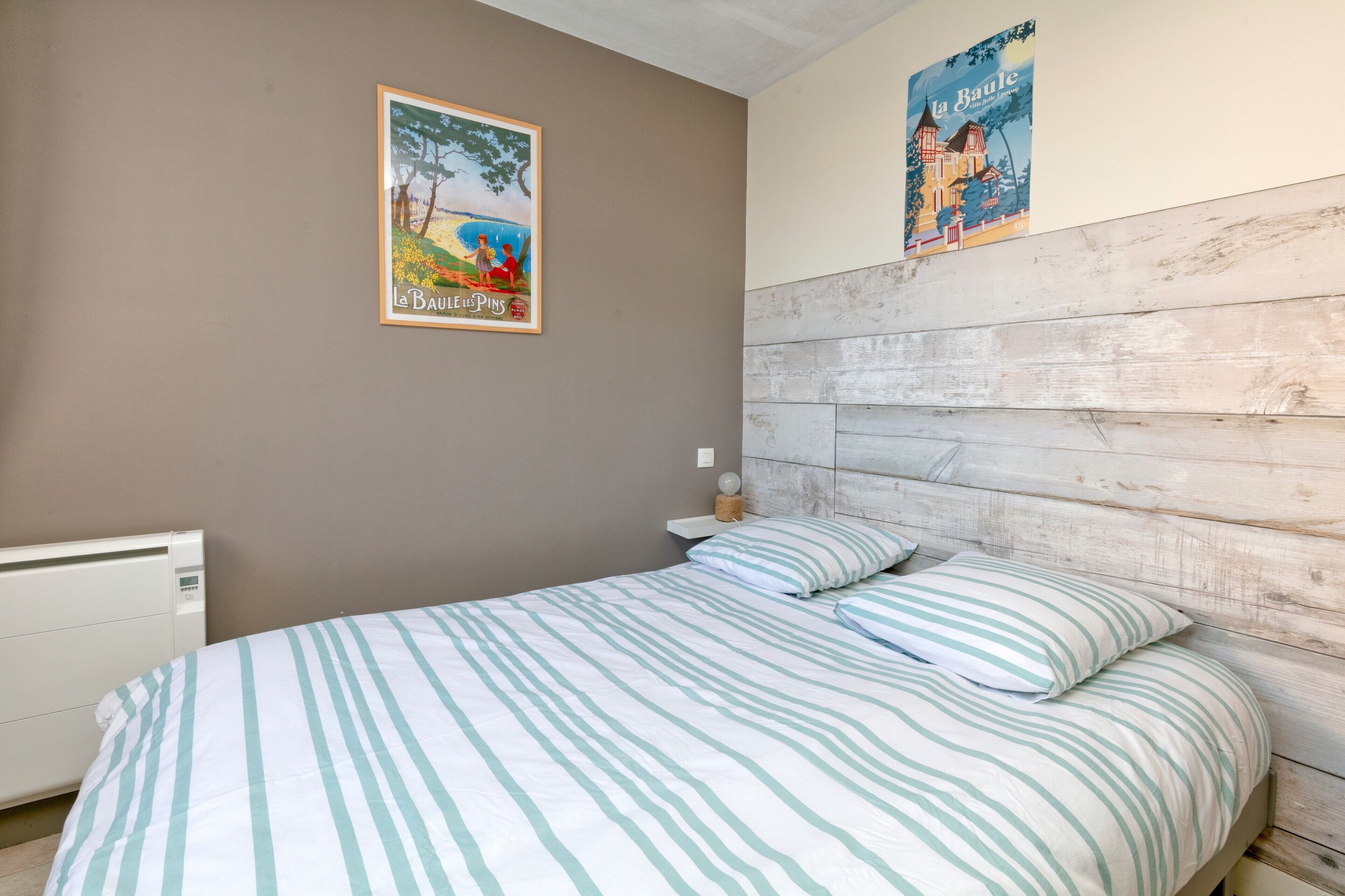 1 bedroom, bed sheets