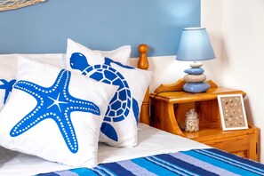 2 makuuhuonetta, silitysrauta/-lauta, vuodevaatteet