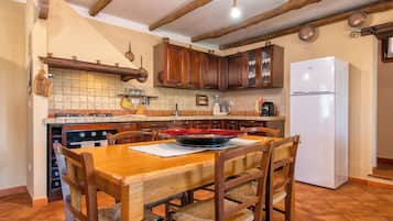 KĂŒhlschrank, Mikrowelle, Ofen, Herdplatte