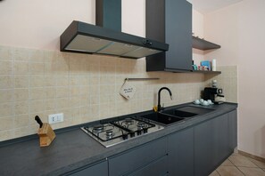 Frigorifero, microonde, forno, piano cottura