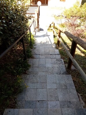 Property grounds - Apartment 'Vue Piste Luc Alphand' with Mountain View and Private Terrace (Saint-Chaffrey)