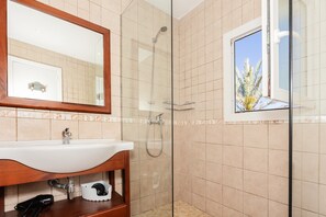 Een douche, een haardroger, handdoeken