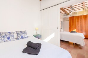 3 slaapkamers, een strijkplank/strijkijzer, gratis wifi, beddengoed