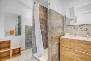 Douche, séchoir à cheveux, serviettes fournies