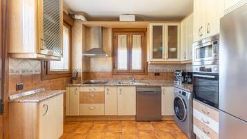 Een koelkast, een magnetron, een oven, een kookplaat