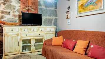 Una televisión, una chimenea