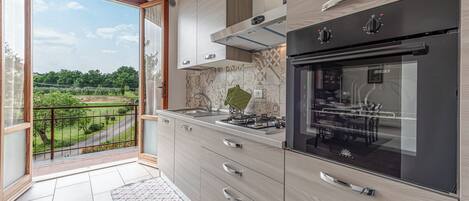 Kjøleskap, ovn, kokeplater og oppvaskmaskin