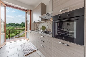 Fridge, oven, stovetop, dishwasher - Holiday Home 'Casa Vacanza Tra Le Colline Pisane' with Shared Garden, Wi-Fi and Air Conditioning (San Miniato)